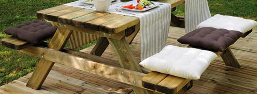 Table de pic-nique en bois dans le loiret
